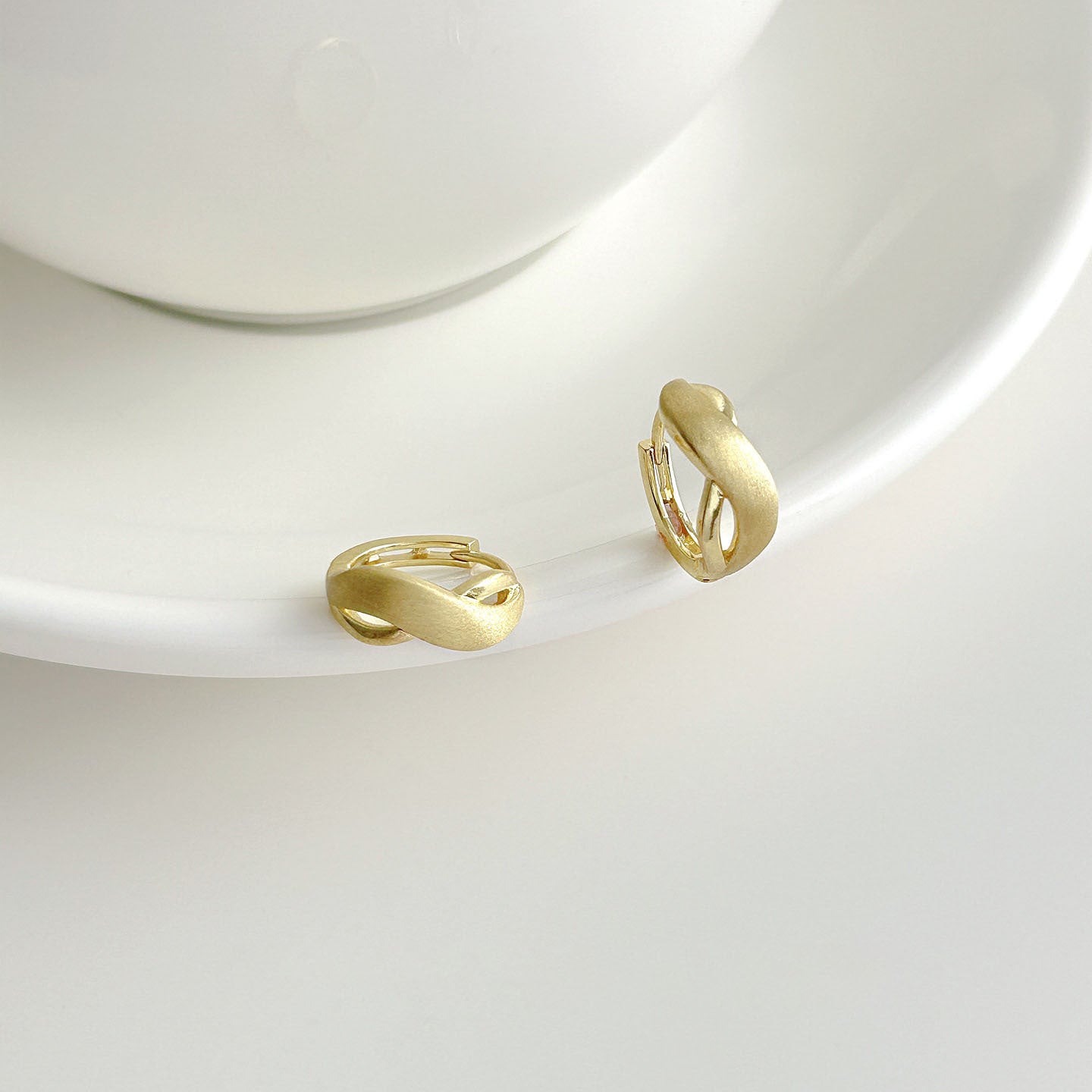 Luxury High-grade Twist Clip Geometric U-shaped Ear Buckle