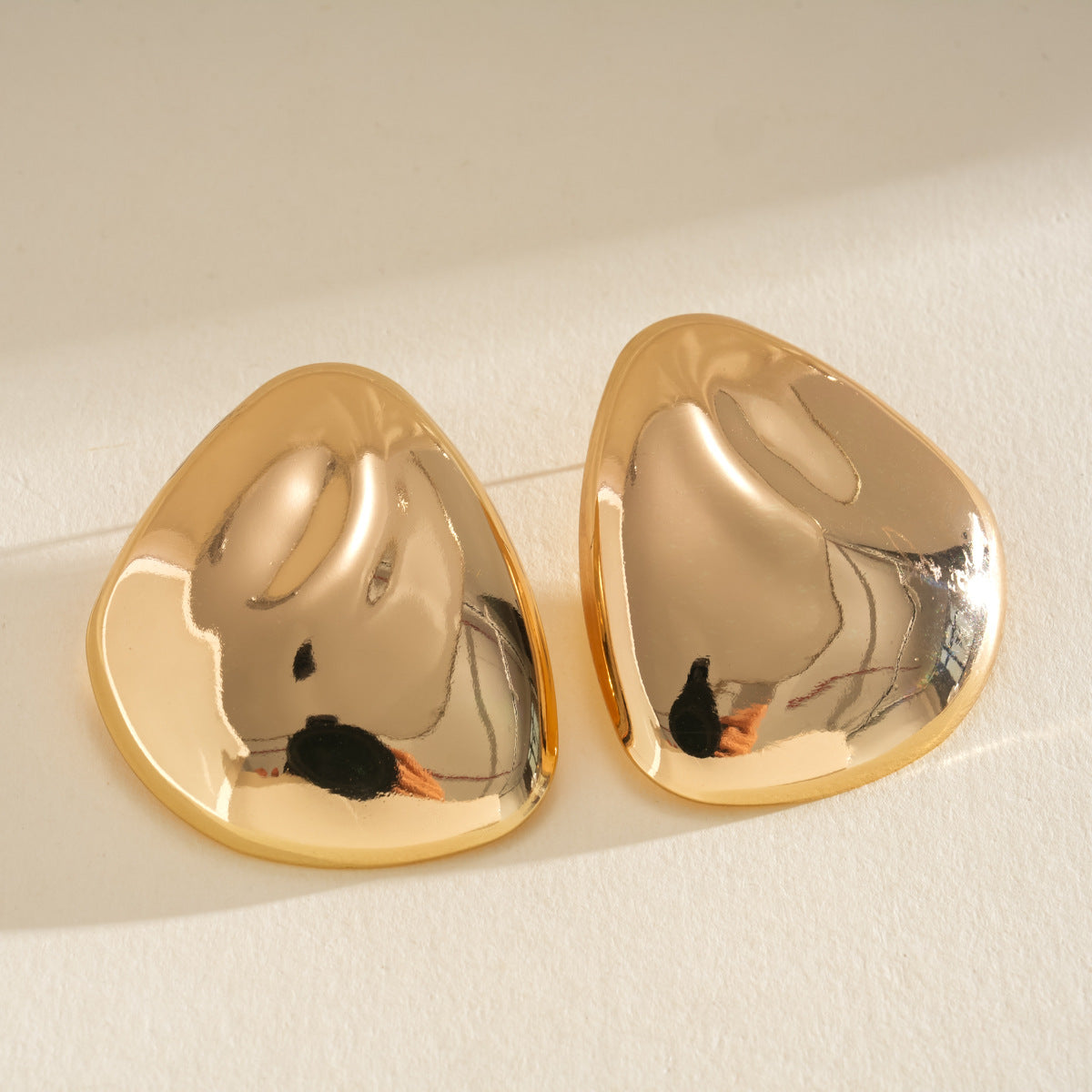 Geometric Cut Heart-shaped Oval Irregular Design Versatile Light Stud Earrings