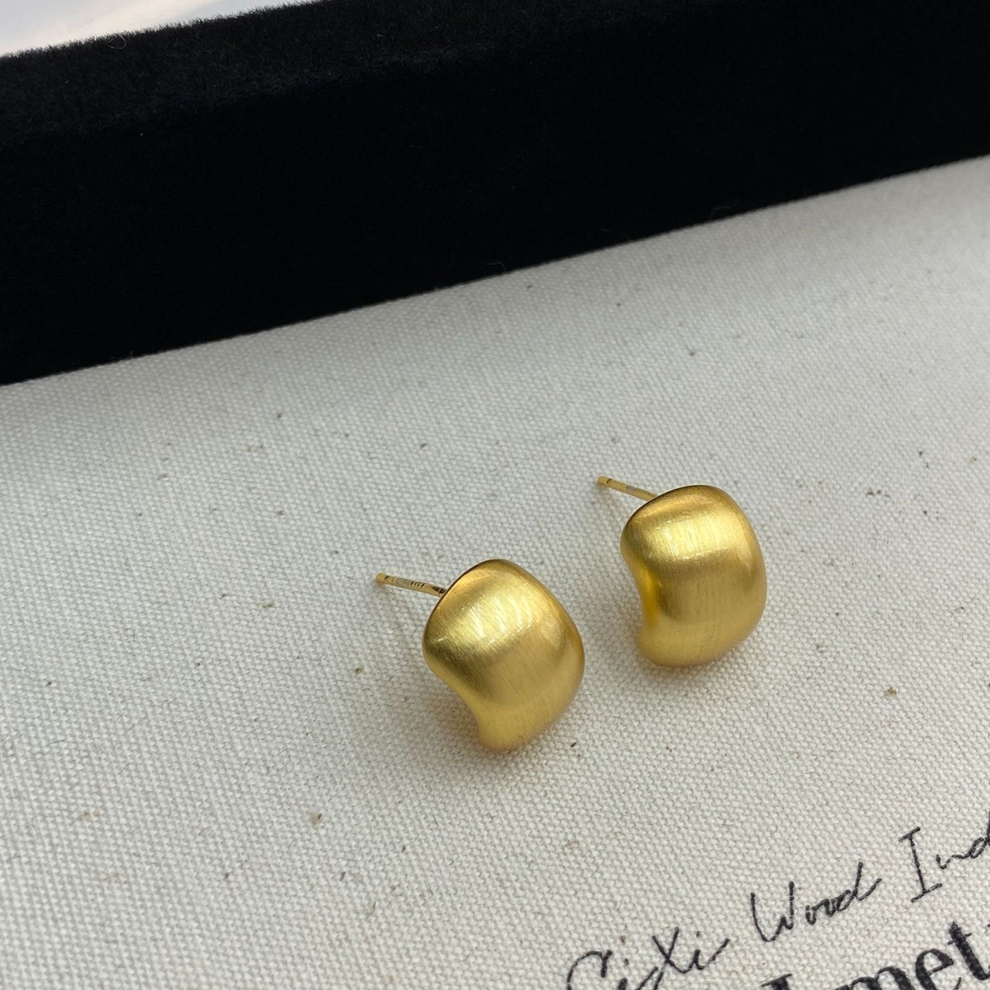 Women's Copper Gold-plated Small Bean Metal Matte Brushed Minimalist Commuter Stud Earrings