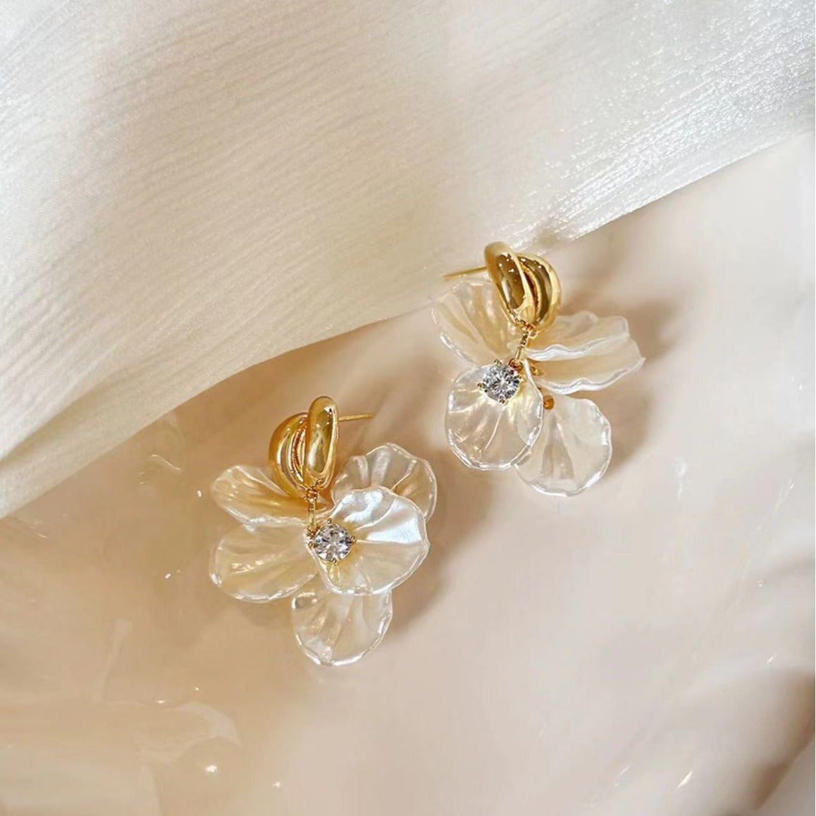 Women's Sier Needle Fresh Flower For Light Luxury Minority High-grade Pearl Stud Earrings