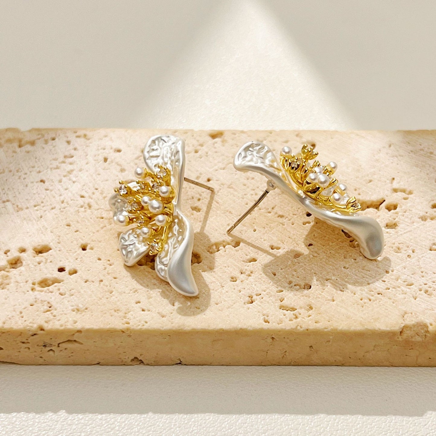 High-grade Metal Flower Fashionable Design Light Earrings
