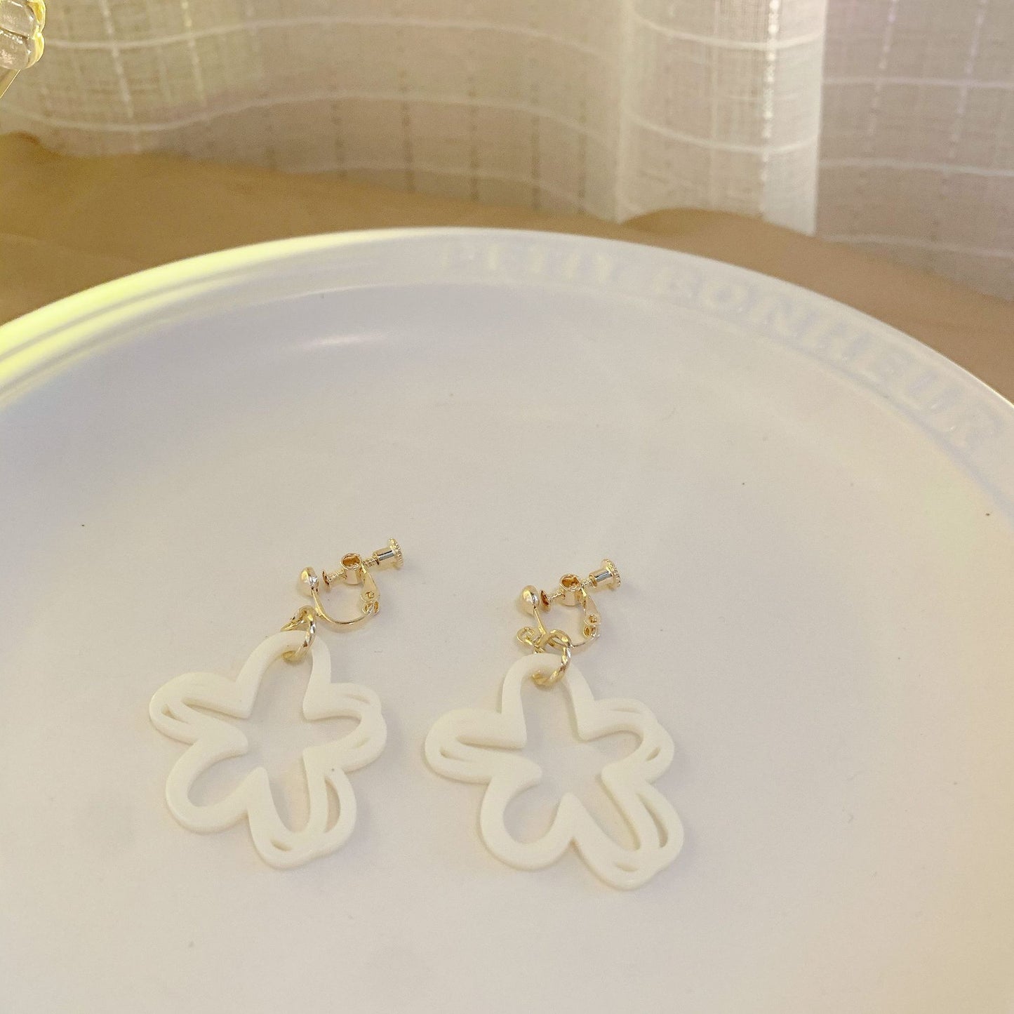 Swaying Sier Needle Slimming Dignified Hollow Acrylic Flower Retro Ear Rings