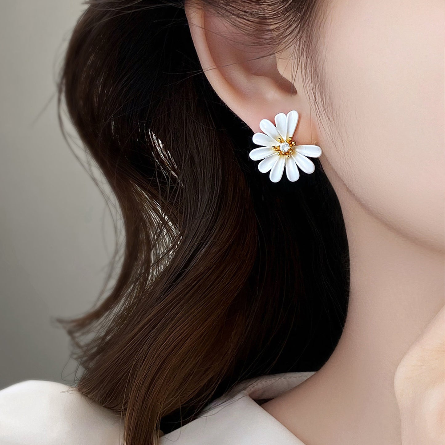 Super Beautiful White Flower Summer High-grade Female Stud Earrings