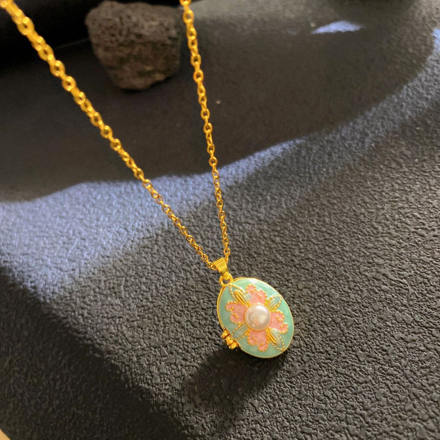 Women's Drip Glazed Box Fashion Shell Pearls Light Luxury Clavicle Pendants