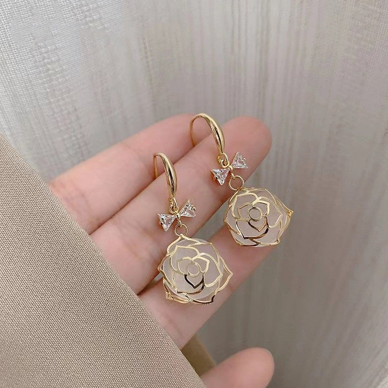 Women's Luxury Fashion Sweet Flower Temperament Wild Delicate Earrings