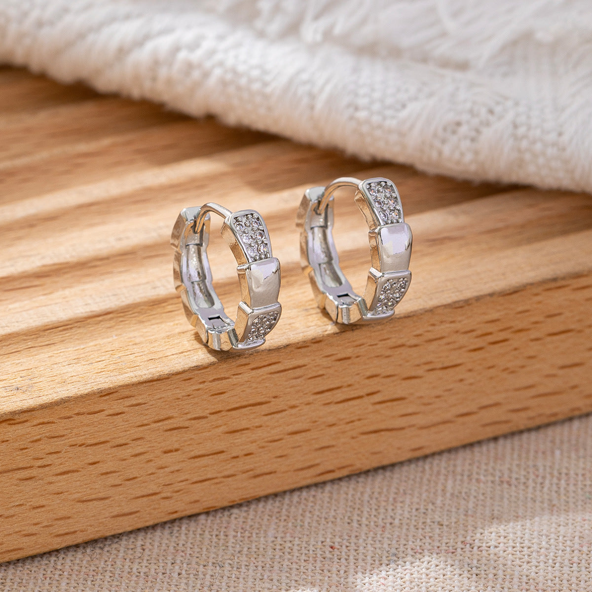 Classic Style Gold-plated Clover Clip High-grade Zircon Ear Buckle