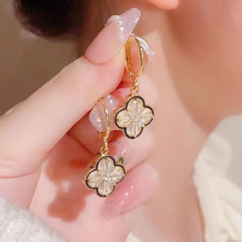 Four-leaf Clover Personalized Minority Trendy Temperament Wild Light Luxury Ear Buckle