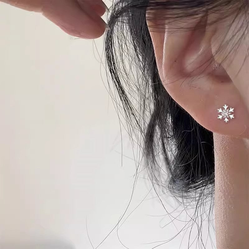 Women's Small Simple Hollow Pearl High-grade Refined Stud Earrings