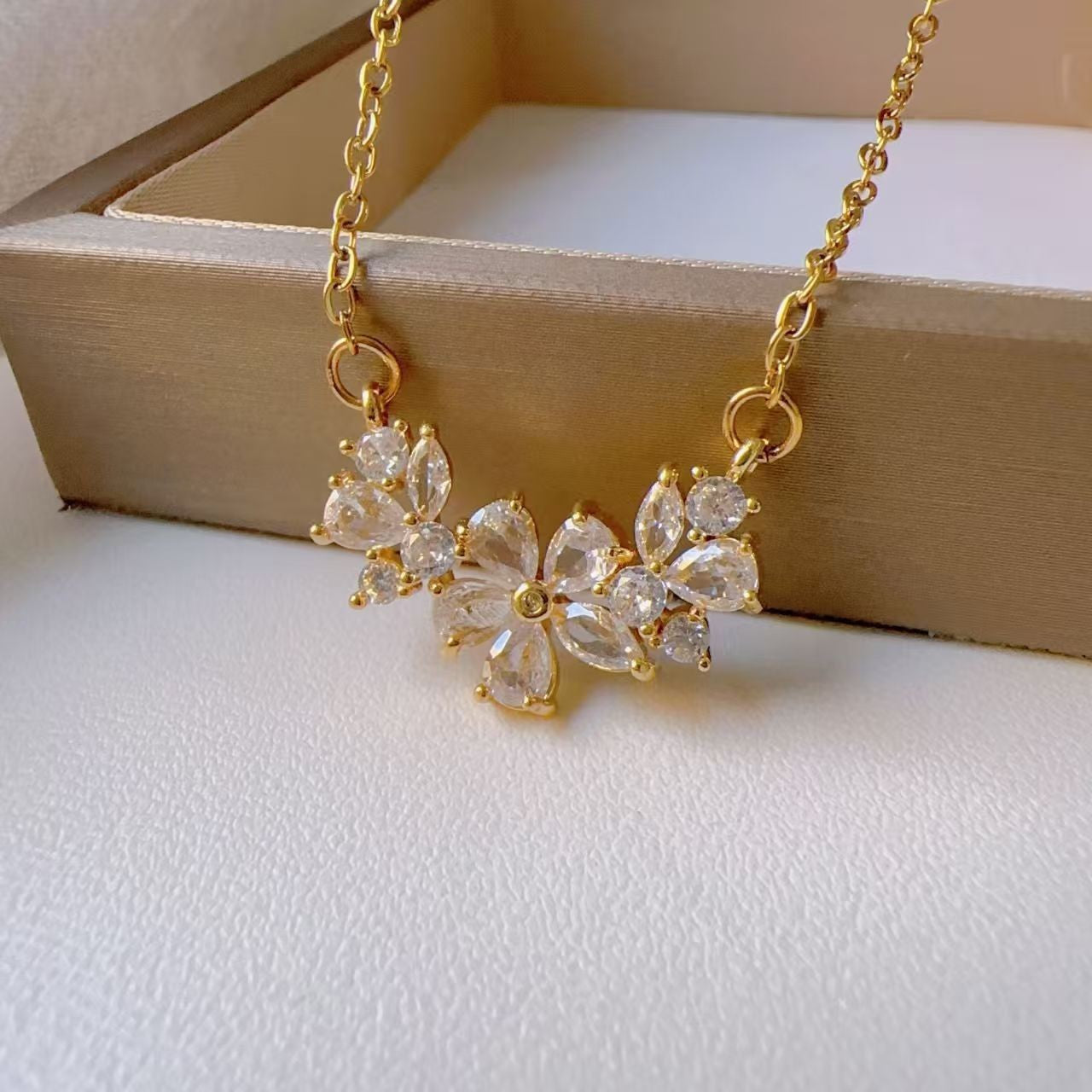 Sense Micro Inlaid Zircon Three Flowers Five Petal Flower Design Necklace