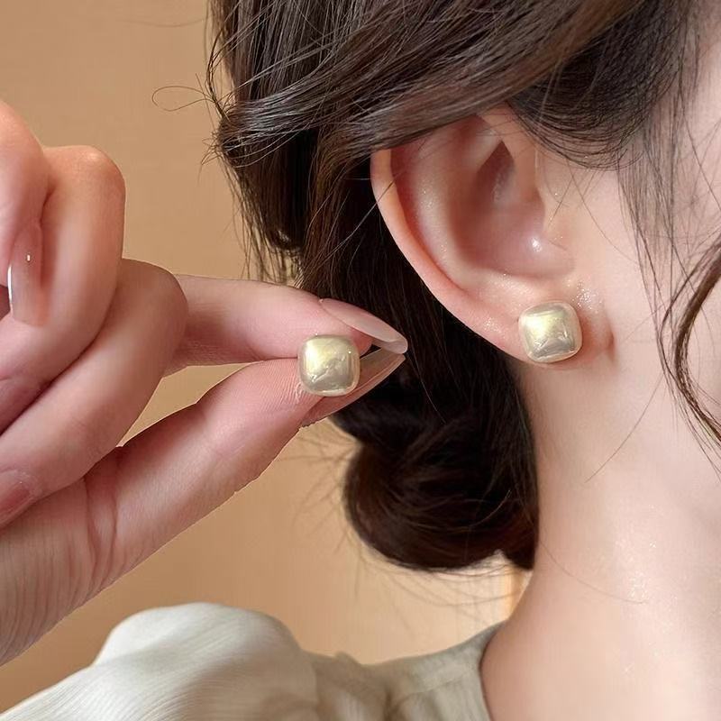 Women's Light Luxury High-grade Sense Niche Temperament Stud Earrings