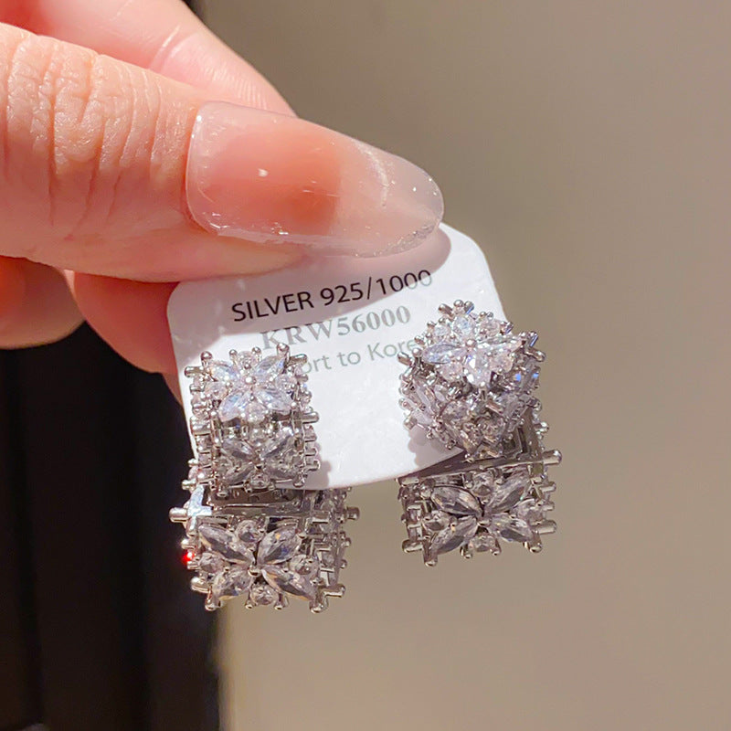 Women's Sier Needle Zircon Spiral Texture Retro Pendants