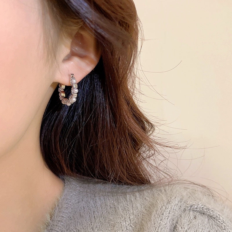 Circle Pearl Design Light Luxury High-grade Female Personality Earrings