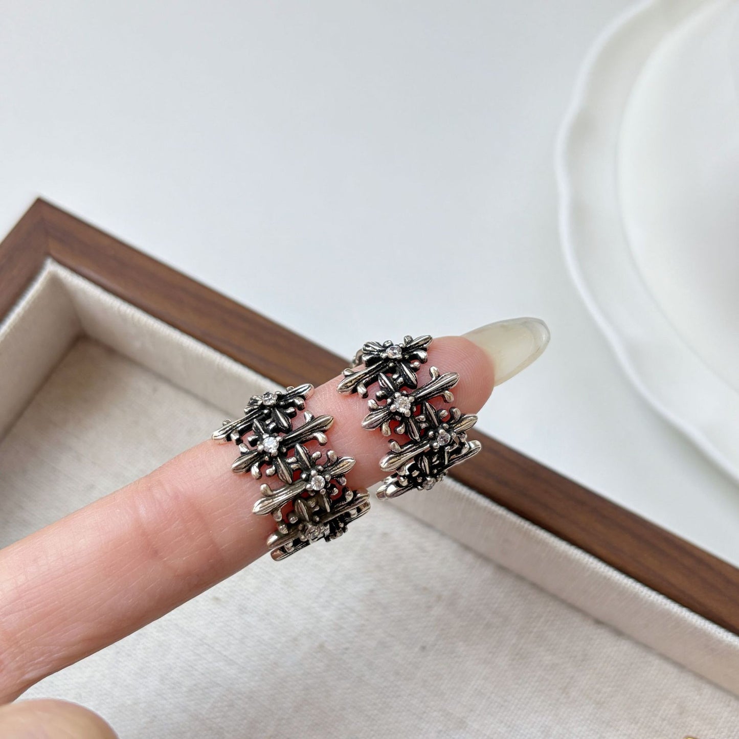 Cross Clip Female Distressed Style Niche Design Simple Earrings