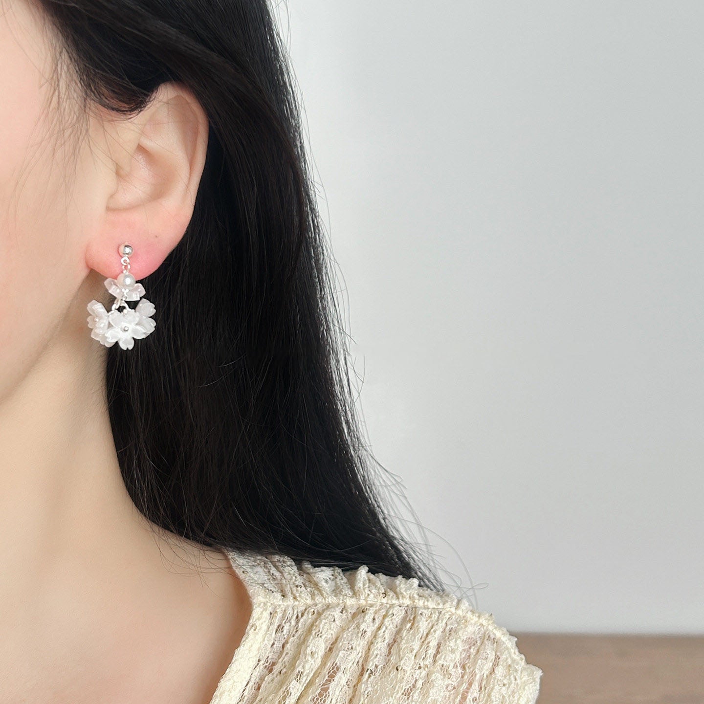 Fashion French Style Vintage Pearl Flower Light Luxury Minority Earrings