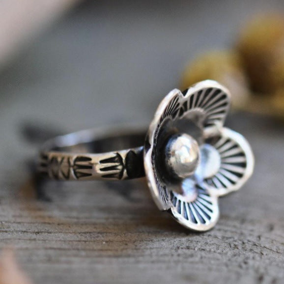 Women's Retro Simple Flower Shape Distressed Versatile Ring