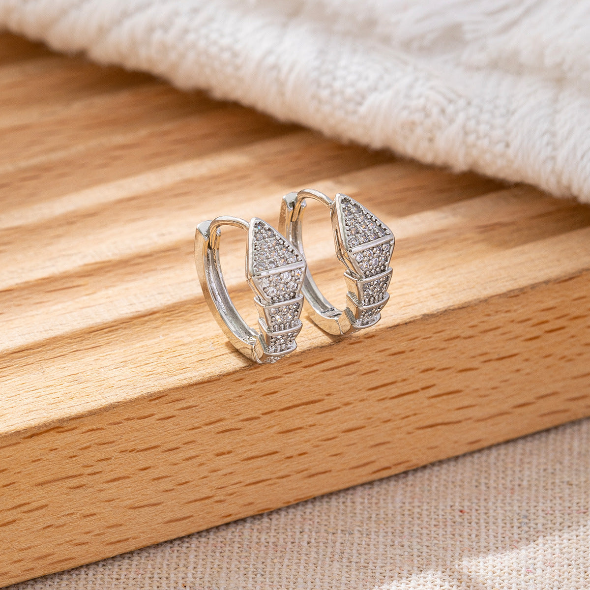 Classic Style Gold-plated Clover Clip High-grade Zircon Ear Buckle