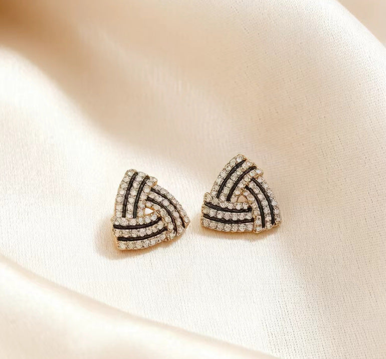 Women's Retro High-grade Black Oil Triangle For Light Luxury Temperament Stud Earrings