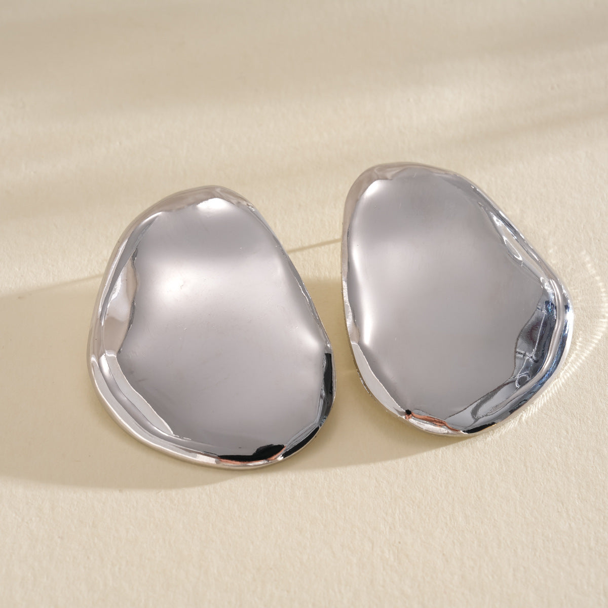 Geometric Cut Heart-shaped Oval Irregular Design Versatile Light Stud Earrings