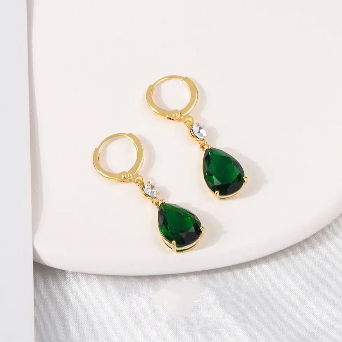 Vintage Court Style Emerald Zircon Water Drop Light Luxury Minority Ear Buckle