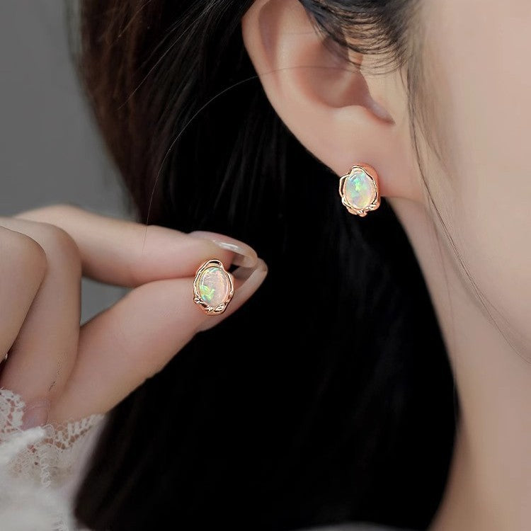 Women's Small Simple Hollow Pearl High-grade Refined Stud Earrings