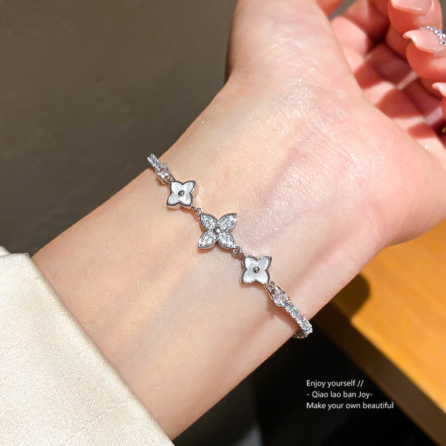 Women's Real Gold Electroplated Zircon Fritillary Flower Buckle Fashionable Exquisite Light Bracelets