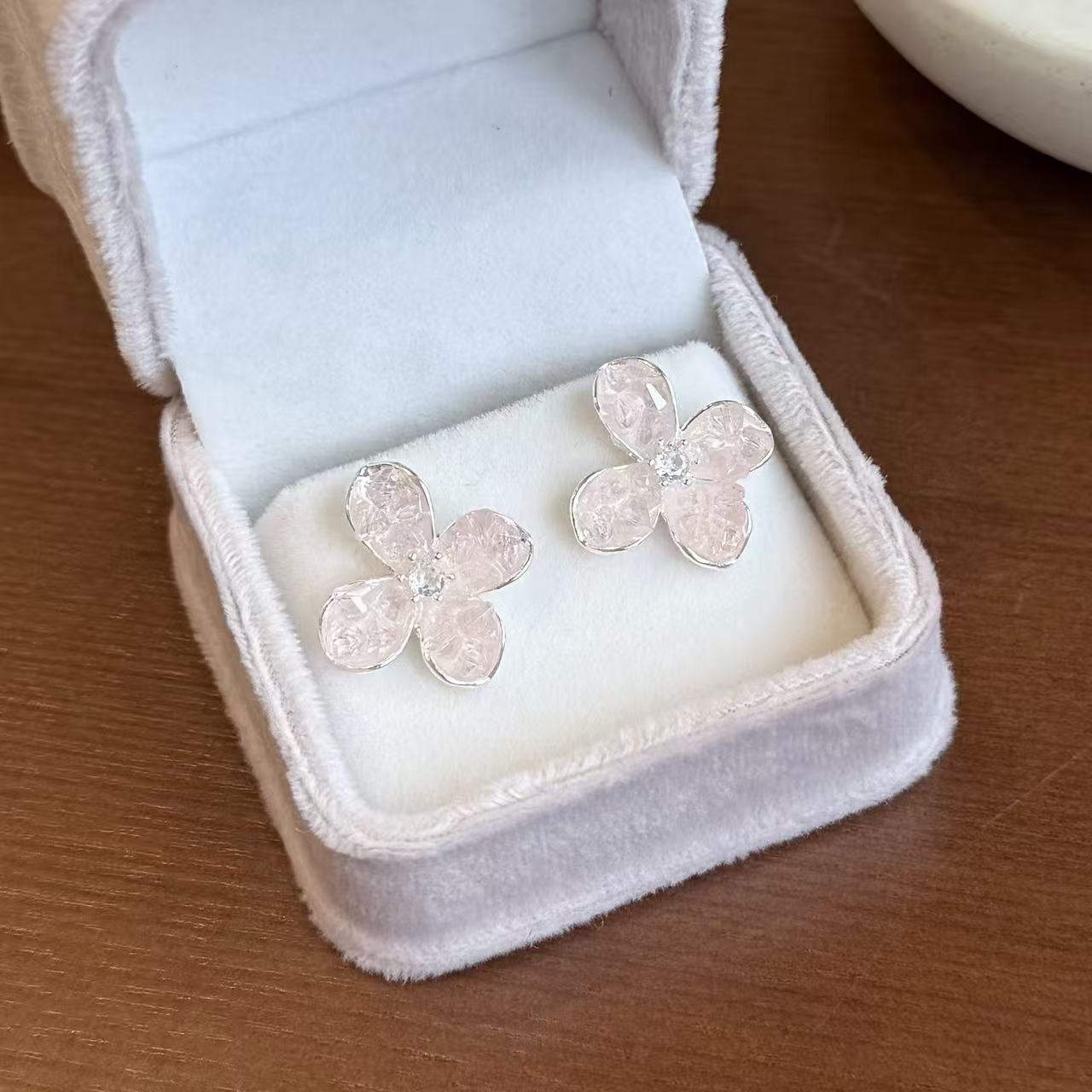 Women's Summer Sweet Pink Crystal Four-leaf Flower Design High-grade Light Luxury Rings