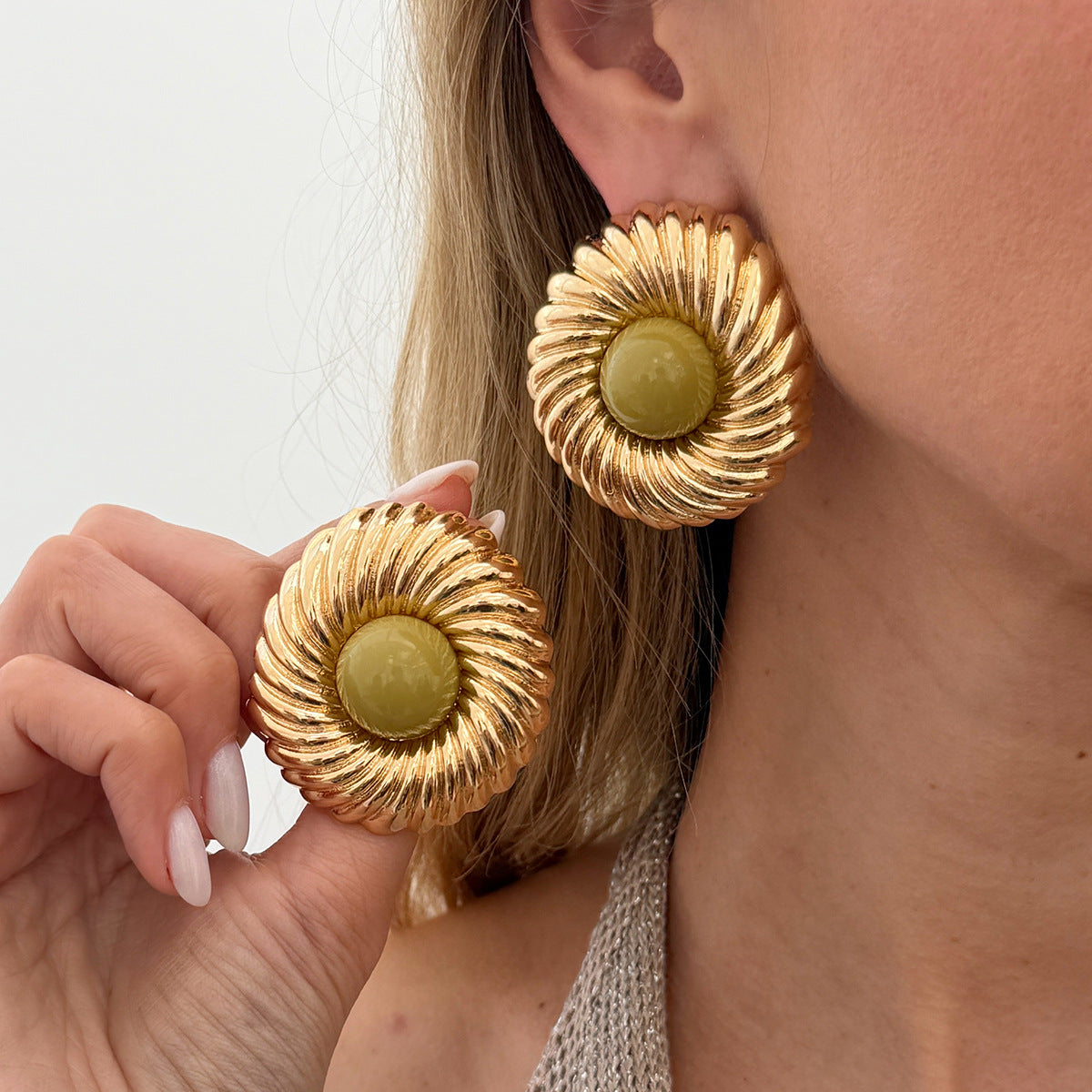 Women's Thread Geometric Round Ear Simple Blooming Resin Stud Earrings