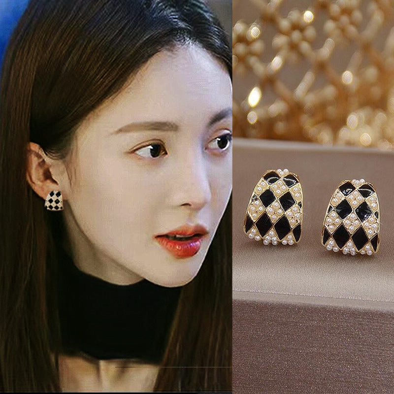 Women's Sier Needle Rhombus Elegant High-grade Pearl Chessboard Plaid Light Luxury Stud Earrings