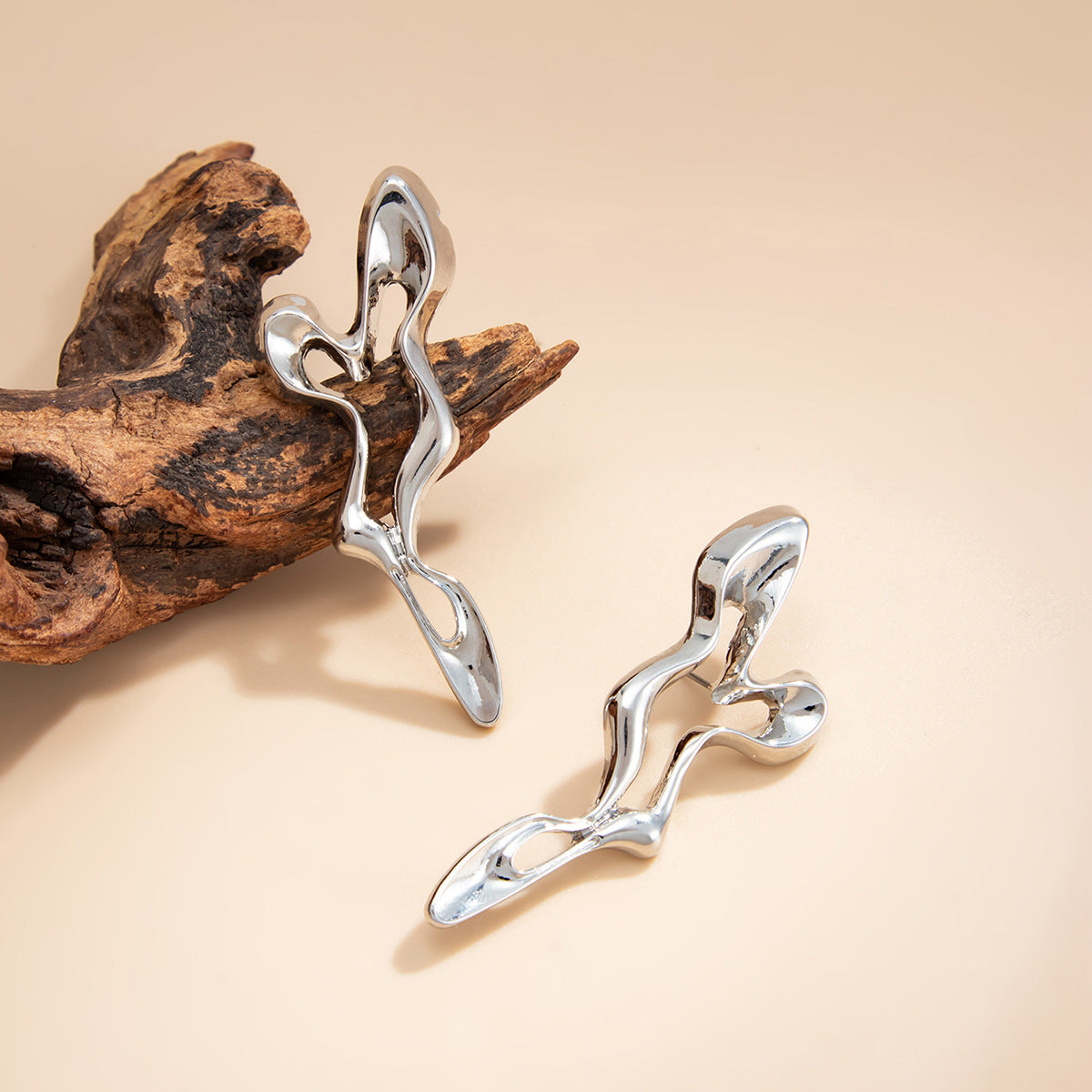 Commuter Geometric S-shaped Line Minimalist Round Stud Earrings