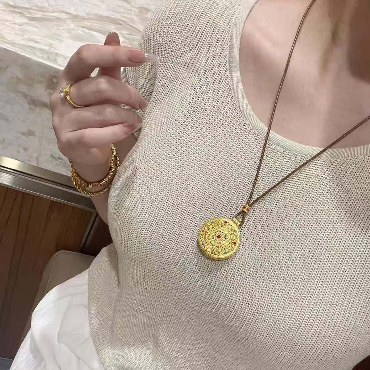 Women's Style Hollow Vajra Compass Light Luxury Necklace