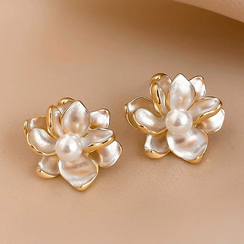 Women's Pearl Fresh Flower Fashion Elegant Wild Light Luxury Earrings