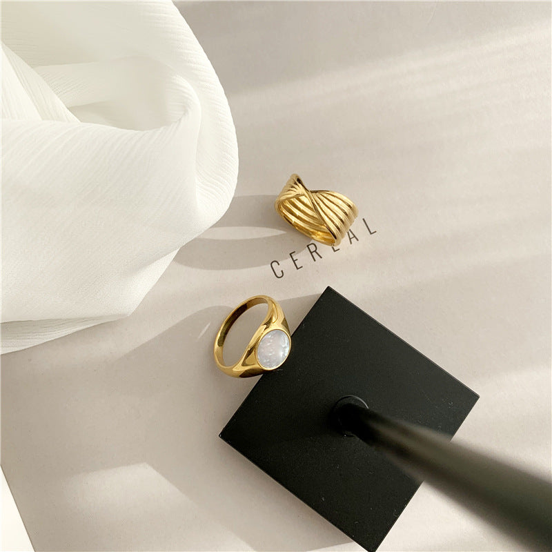 Women's Fashion Retro Elegant Round Fritillary Gold Plated Titanium Steel Shell Ring