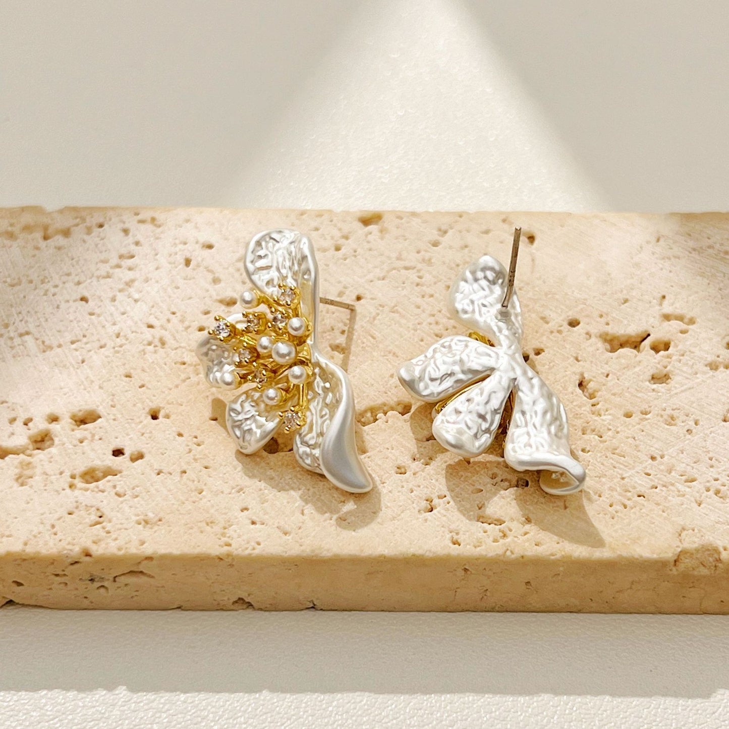 High-grade Metal Flower Fashionable Design Light Earrings