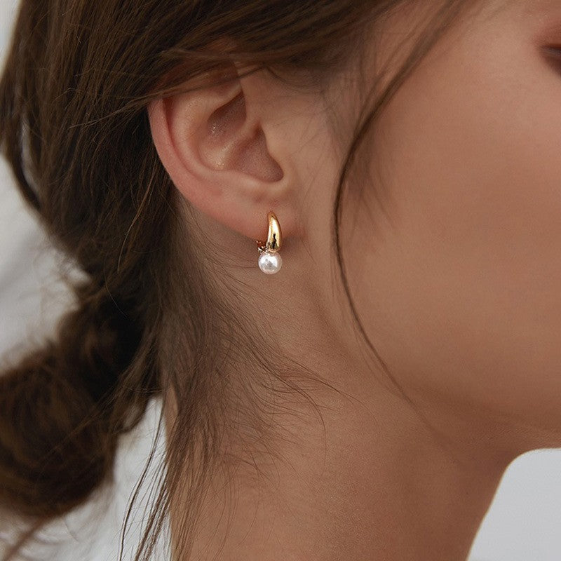 Women's Small Simple Hollow Pearl High-grade Refined Stud Earrings