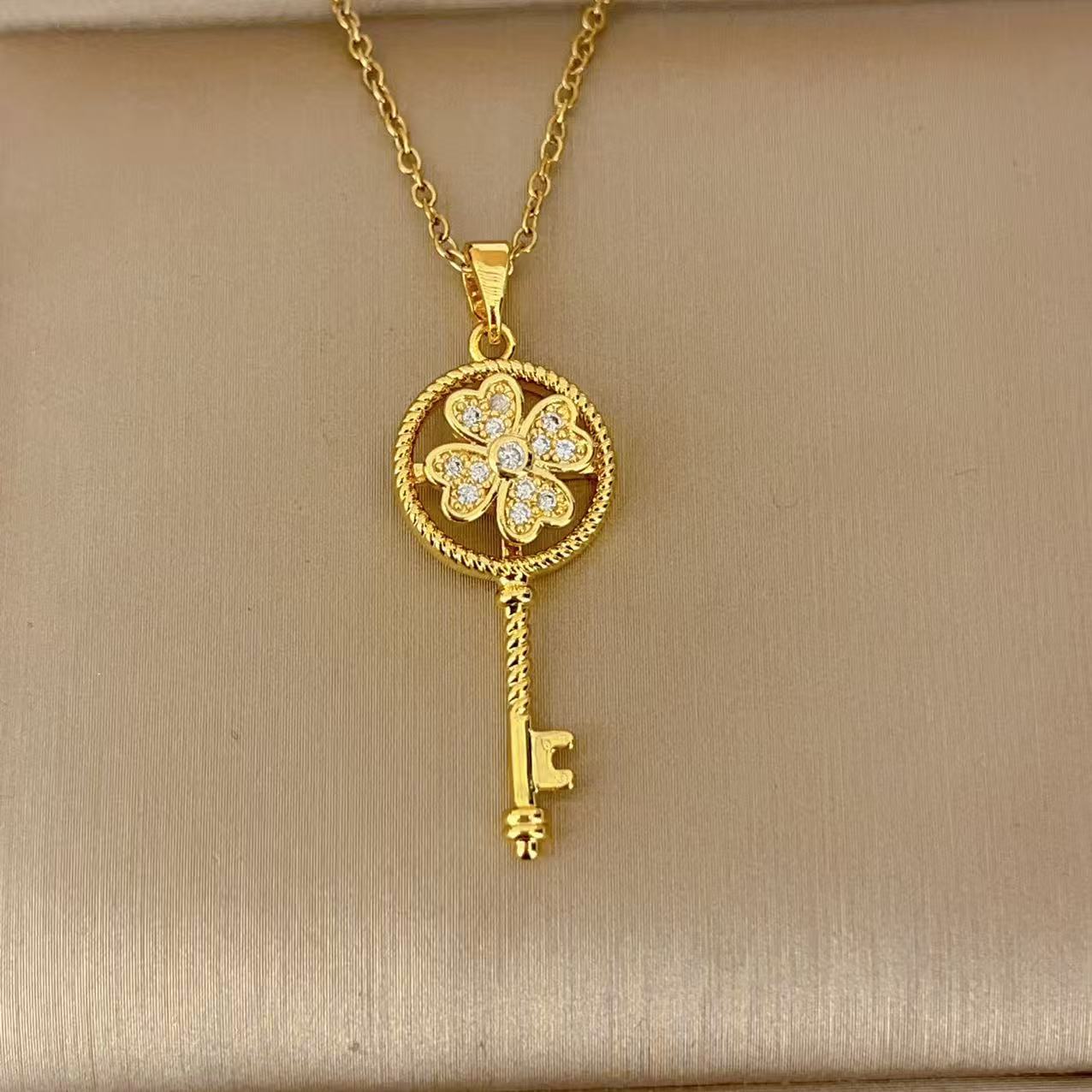 Women's Clover Key With Zirconium Design Clavicle Chain Necklaces