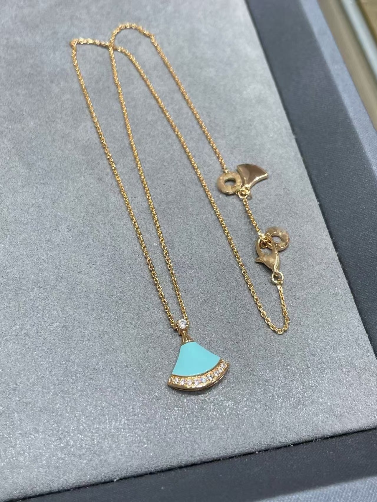 Version Fan-shaped Fritillary Female Rose Gold Necklaces