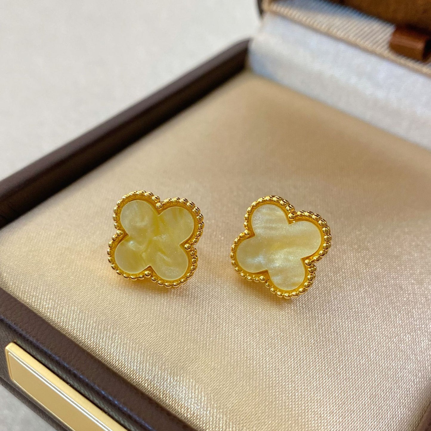 Gold-plated Retro Classic Fashion Four-leaf Clover Resin Female Light Luxury Stud Earrings