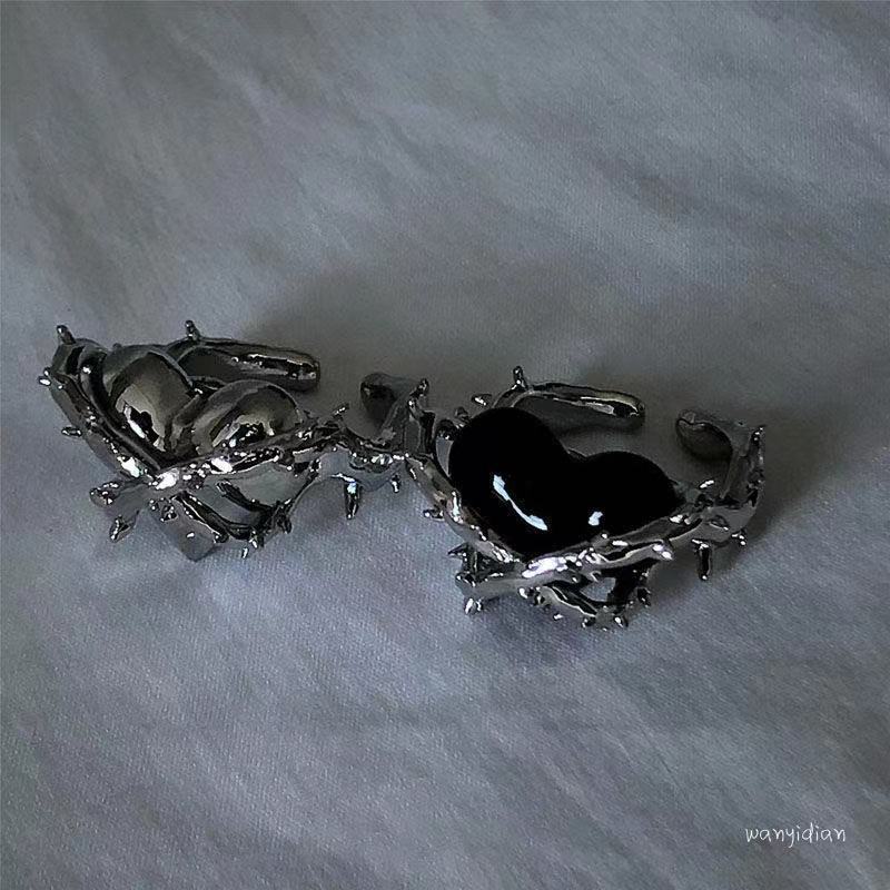 Women's & Men's Locked Heart Metal Thorns Love Heart-shaped Irregular Design Ring
