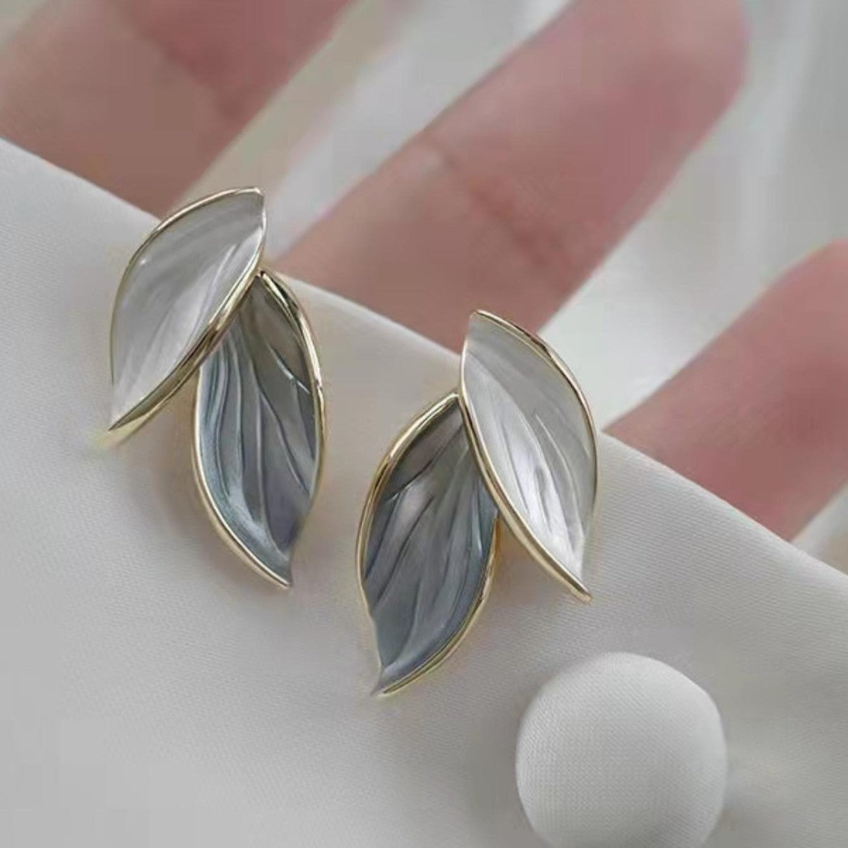Women's Elegant Contrast Color Leaf-shaped Simple Mori Style Graceful Fashion Personality Ear Line
