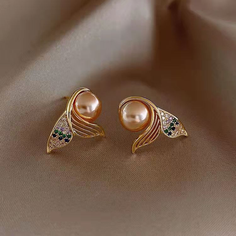 Women's Elegant Delicate Pearl Fashionable Niche Temperament Earrings