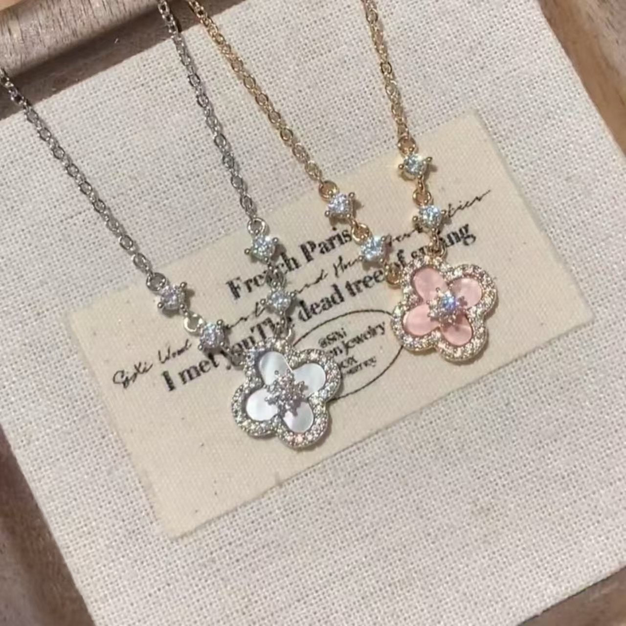 Women's Pink Elegant Clover Fashion Special Interest Light Luxury Design Sense Necklace
