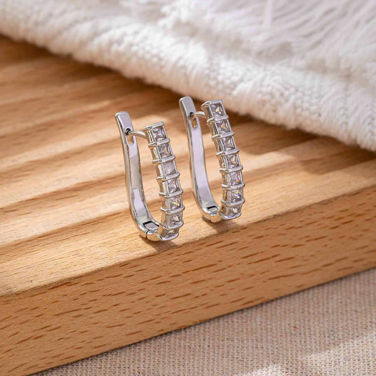 Classic Style Gold-plated Clover Clip High-grade Zircon Ear Buckle