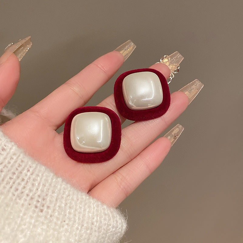 Women's French Retro Geometric Light Luxury High-grade Flocking Imitation Shell Pearl Stud Earrings