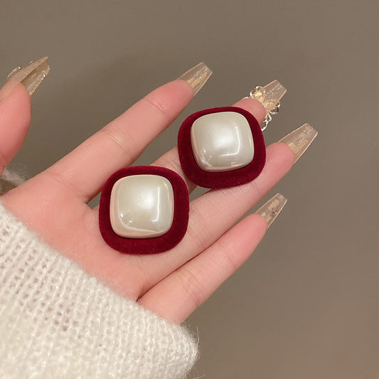 Women's French Retro Geometric Light Luxury High-grade Flocking Imitation Shell Pearl Stud Earrings