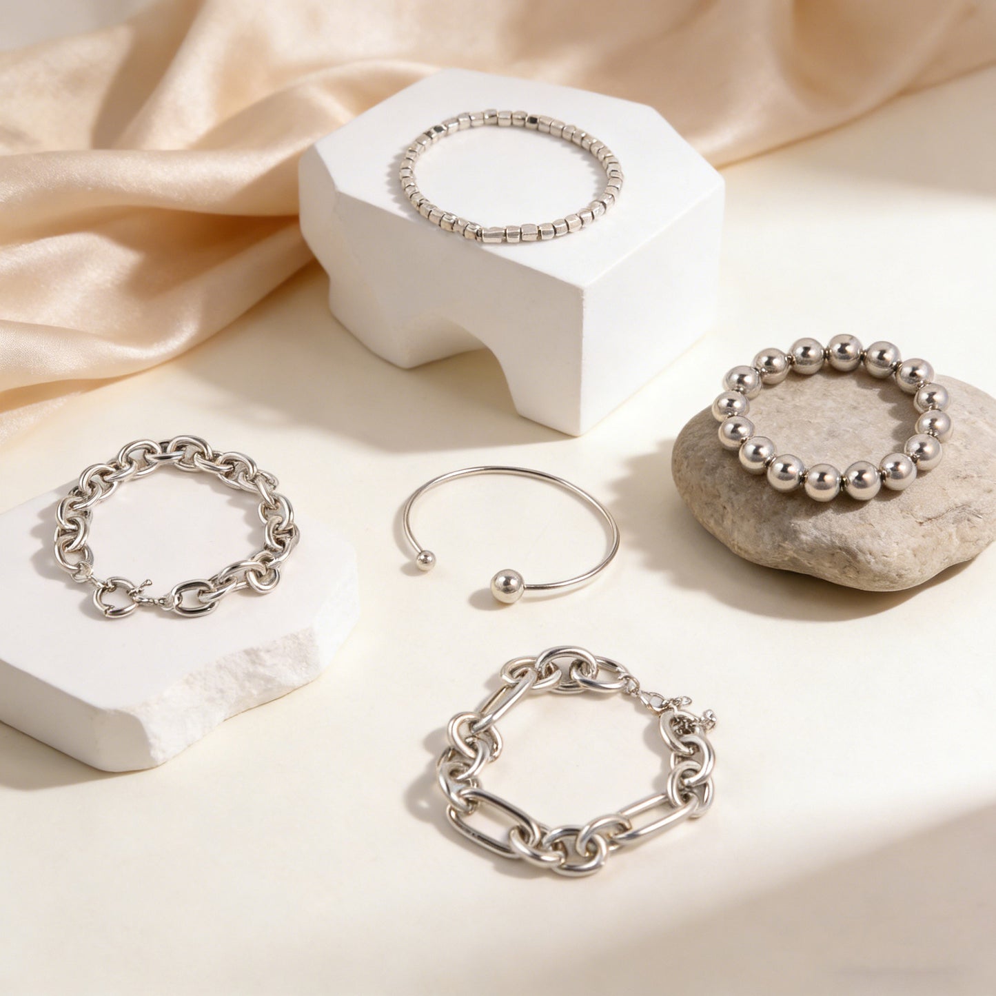 Women's Fashion Light Luxury Temperament Wave Knotted Geometric Round Bracelet