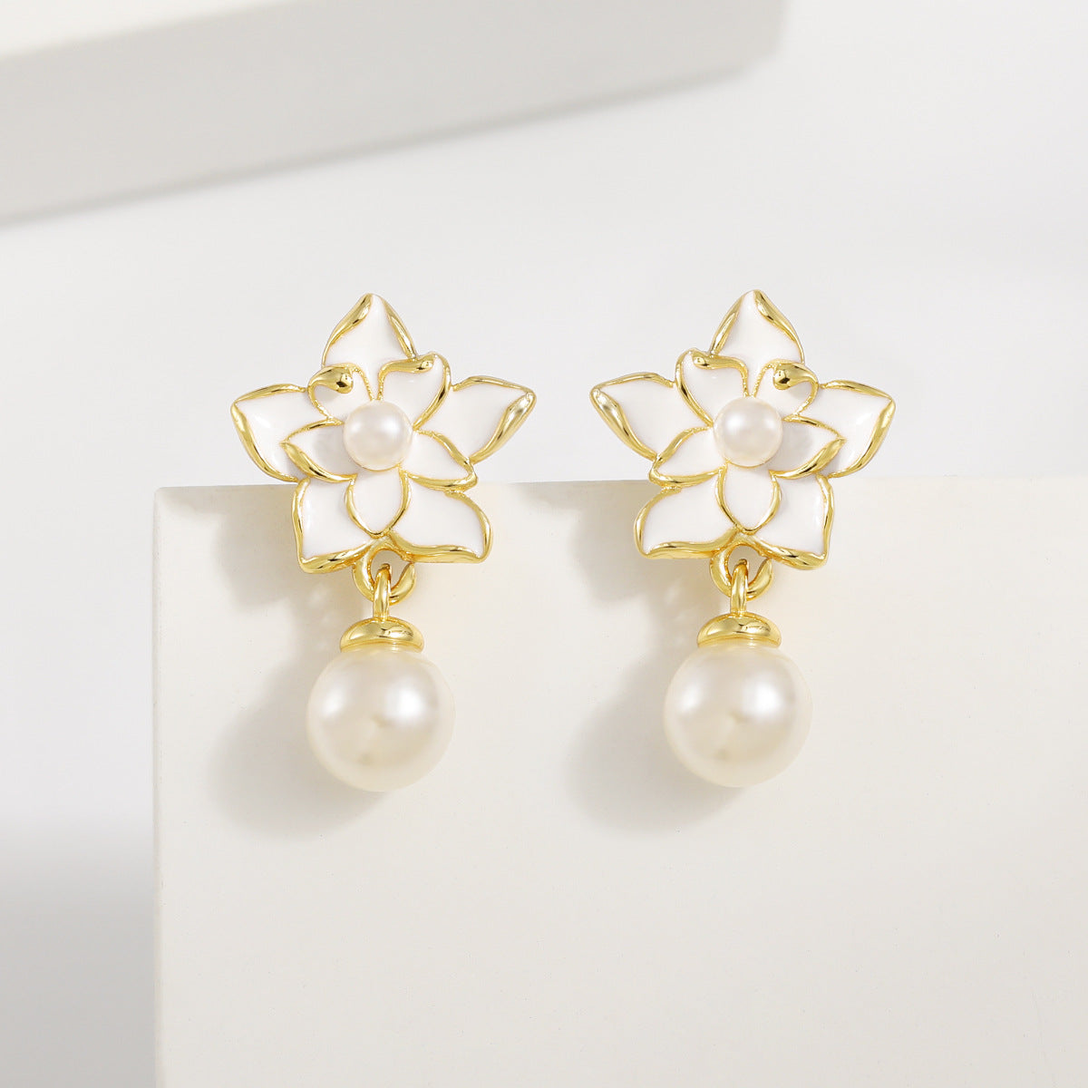 Floras Pearl Exclusive Guardian Flower God Light Luxury Minority Design Earrings