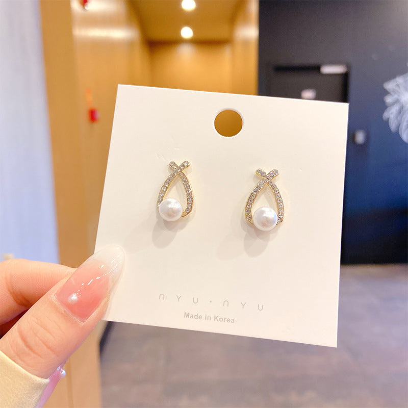 Women's Korean Style Metal Alloy Pearl High-grade Long Stall Light Stud Earrings