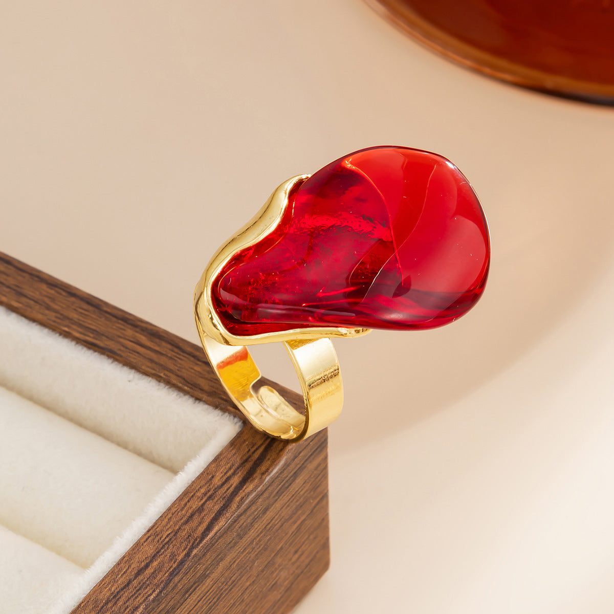Retro Translucent Amber Blooming Resin Wind Ring