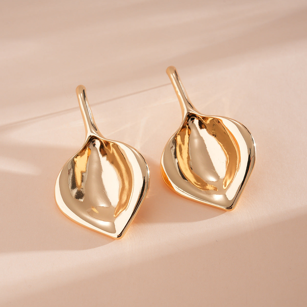 Geometric Cut Heart-shaped Oval Irregular Design Versatile Light Stud Earrings