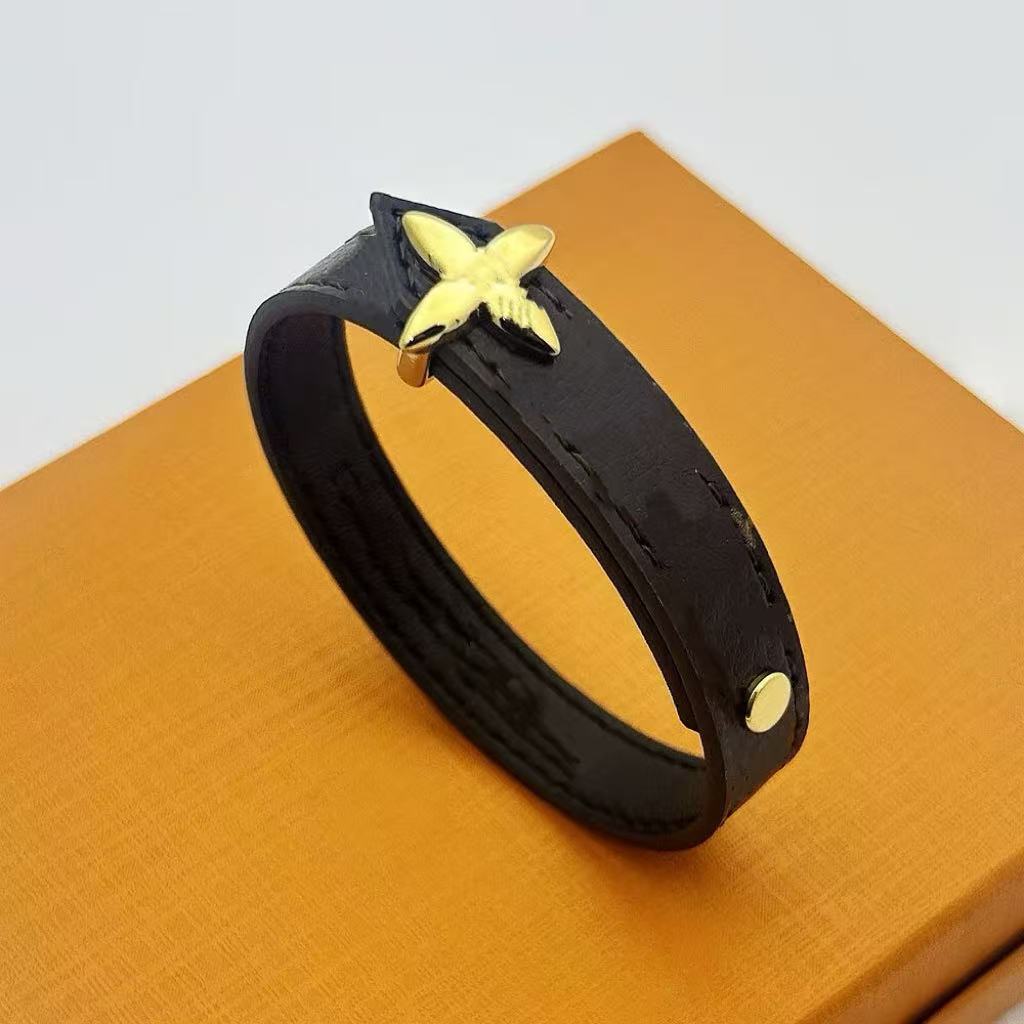 V's Four-leaf Clover Presbyopic Leather Couple Simple Bracelet